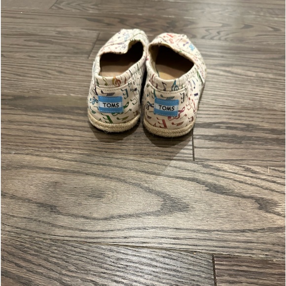 TOMS Women’s 7W Slip-On Shoes Rainbow Music Notes Print Canvas Flats - Picture 2 of 11